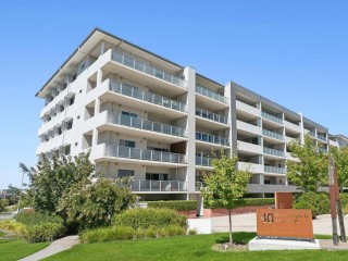 Stylish One-Bedroom + Study Apartment in Prime Central Location