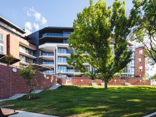 Light Filled Modern Apartment In Prime Location