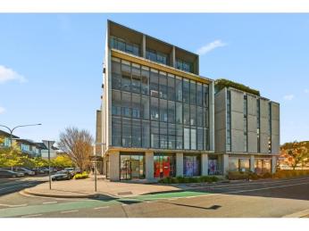 Contemporary Haven by the Water’s Edge